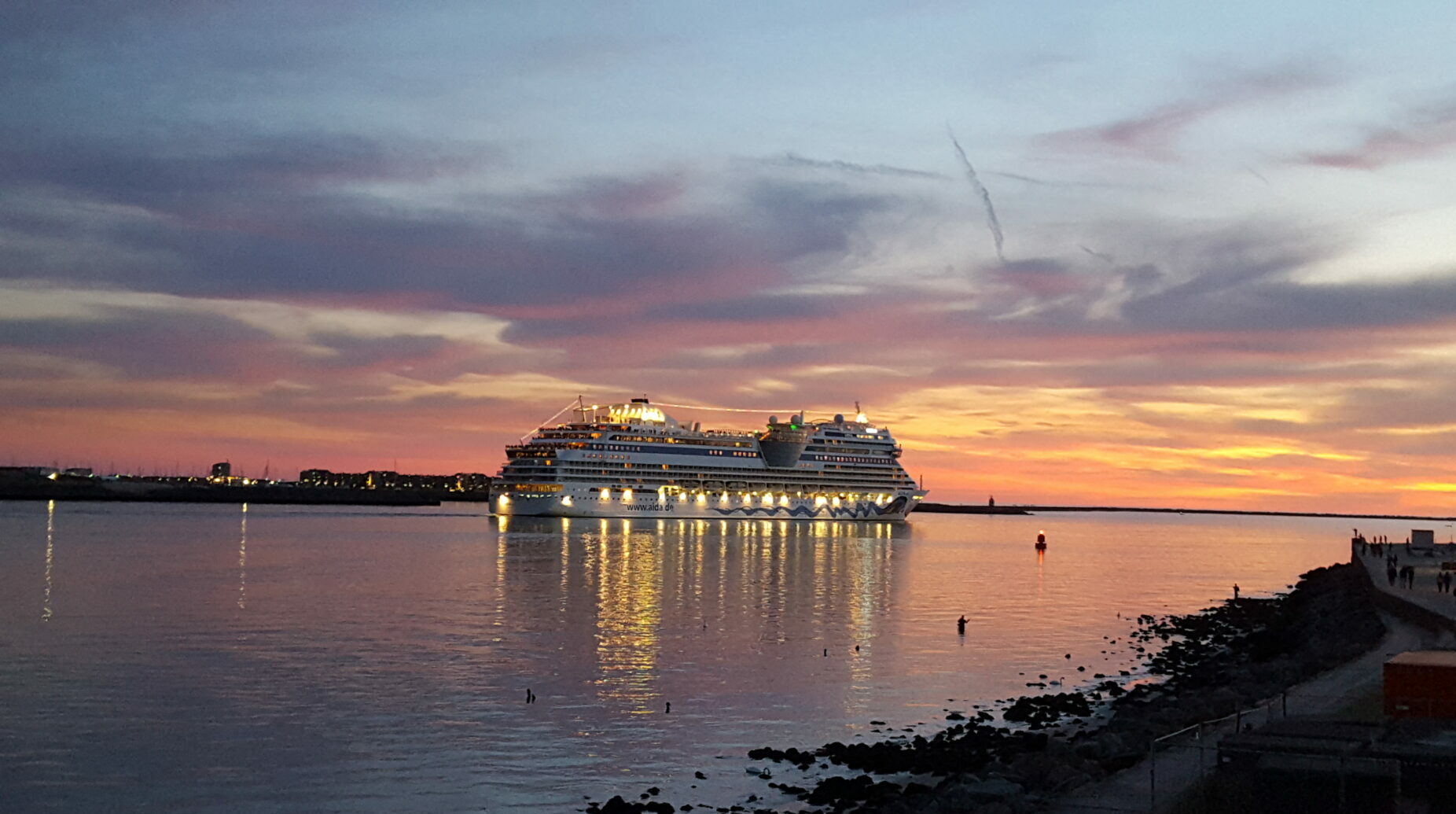 cruiseschip-boot-uitzwaaien-zonsondergang-noordpier